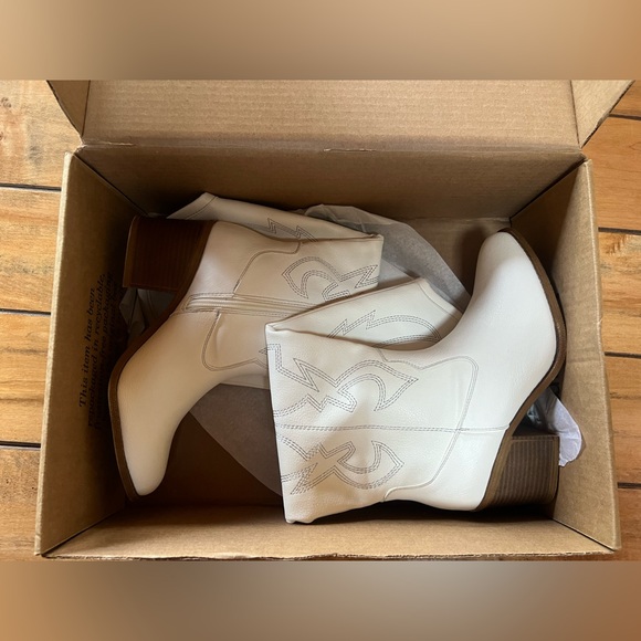 New in box Upwind White Western Knee High Boots
Dirty Laundry 6.5 Cowboy Lulus - Picture 4 of 11